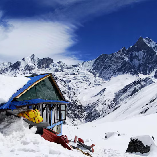 Snow, hut, and peaks – raw holiday adventure
