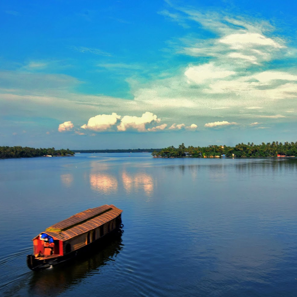 Houseboat on calm water – scenic Kerala travel