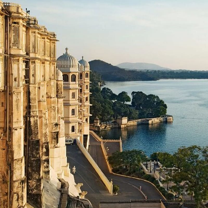 Udaipur palace by lake – iconic holiday tour