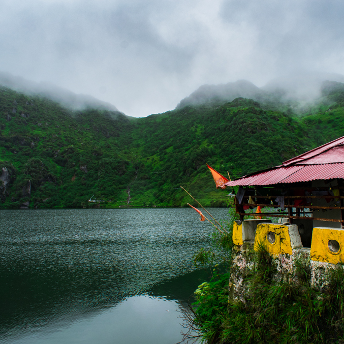 Foggy lake with temple – peaceful holiday tour
