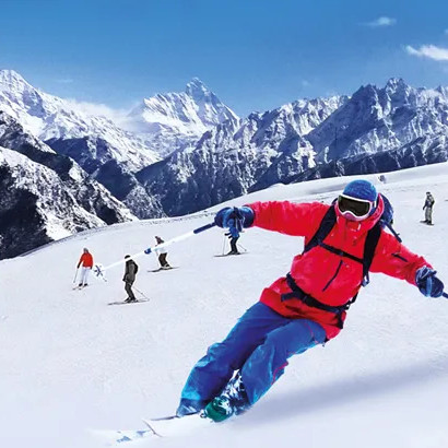 Skiers enjoy snowy slopes – thrilling tourist adventure