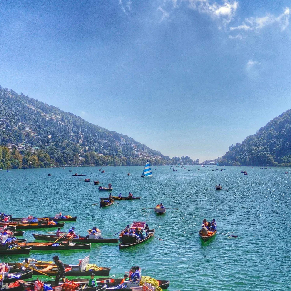 Boats on blue lake – relaxing tourist holiday